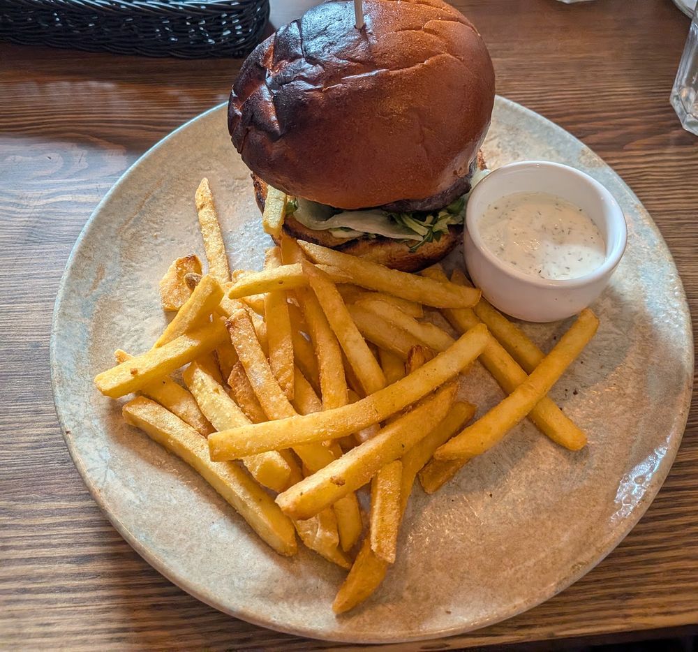 Burgeris su bulvytėmis ir padažu
