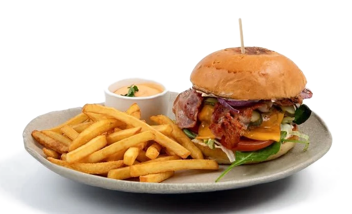 Burgeris su šonine ir sūriu, bulvytės ir padažas lėkštėje